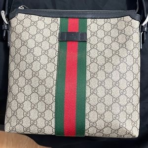 Gucci cross body bag . Worn a few times in great condition, authentic .